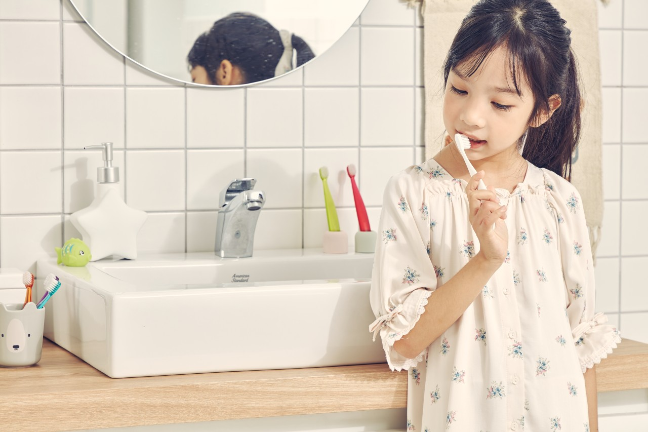 Bàn Chải Đánh Răng Bristik ICE Step 2 Cho Bé – Màu Trắng