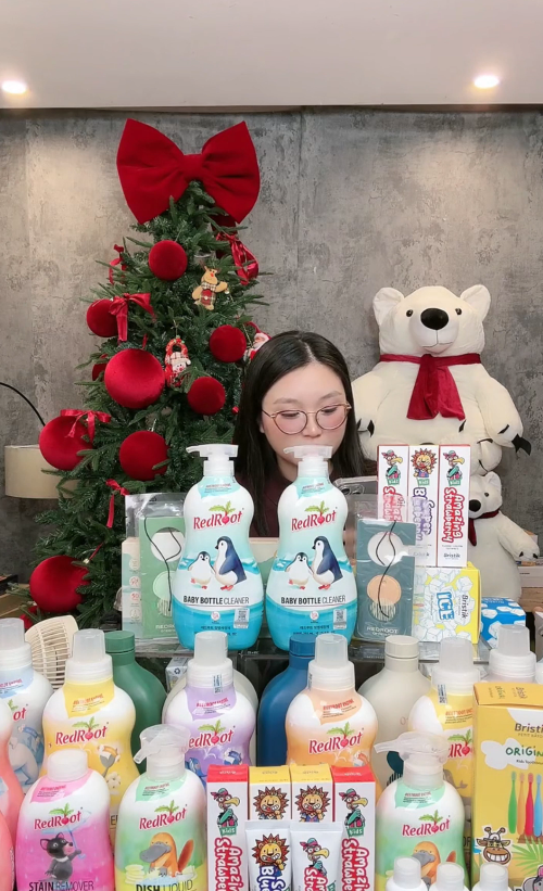 BÙNG NỔ HƠN 1000 ĐƠN HÀNG TRONG MEGA LIVESTREAM REDROOT x BRISTIK x GIA ĐÌNH GẤU BÉ TÍ – CƠN SỐT HÀNG HÀN NHẬP KHẨU CHÍNH HÃNG CHO BỐ MẸ!